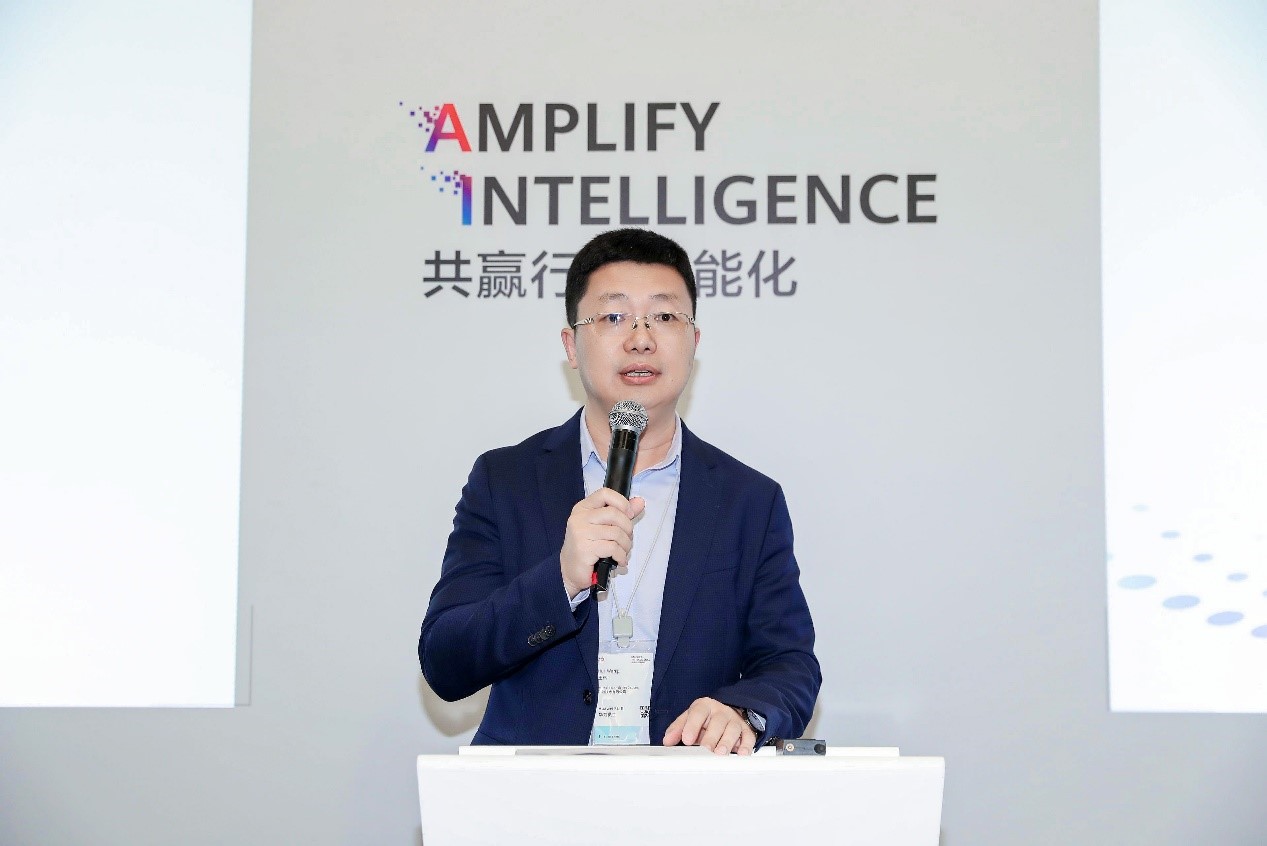 Wang Hui, General Manager of the China Large Enterprise Account Dept, Huawei, delivering a speech